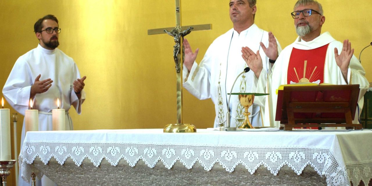 ZADAR: Misno slavlje za članove karizmatskih zajednica iz Zadarske nadbiskupije – don Marinko Duvnjak: “Imamo potrebu čuti ‘Bog te ljubi’ jer nas to oživljava! Ono što nas oživljava jest ljubav, Duh Sveti kojeg Bog nama daje”