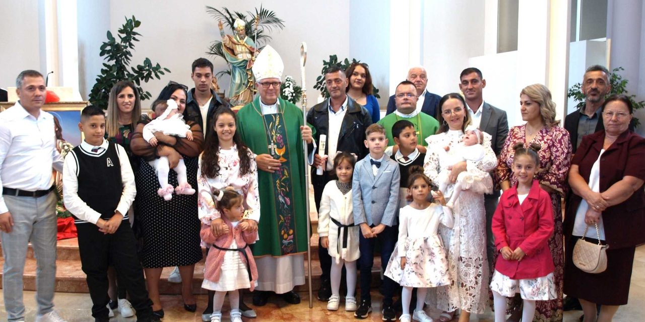 KISTANJE: Nadbiskup Zgrablić krstio osmo i četvrto dijete dviju obitelji u Kistanjama