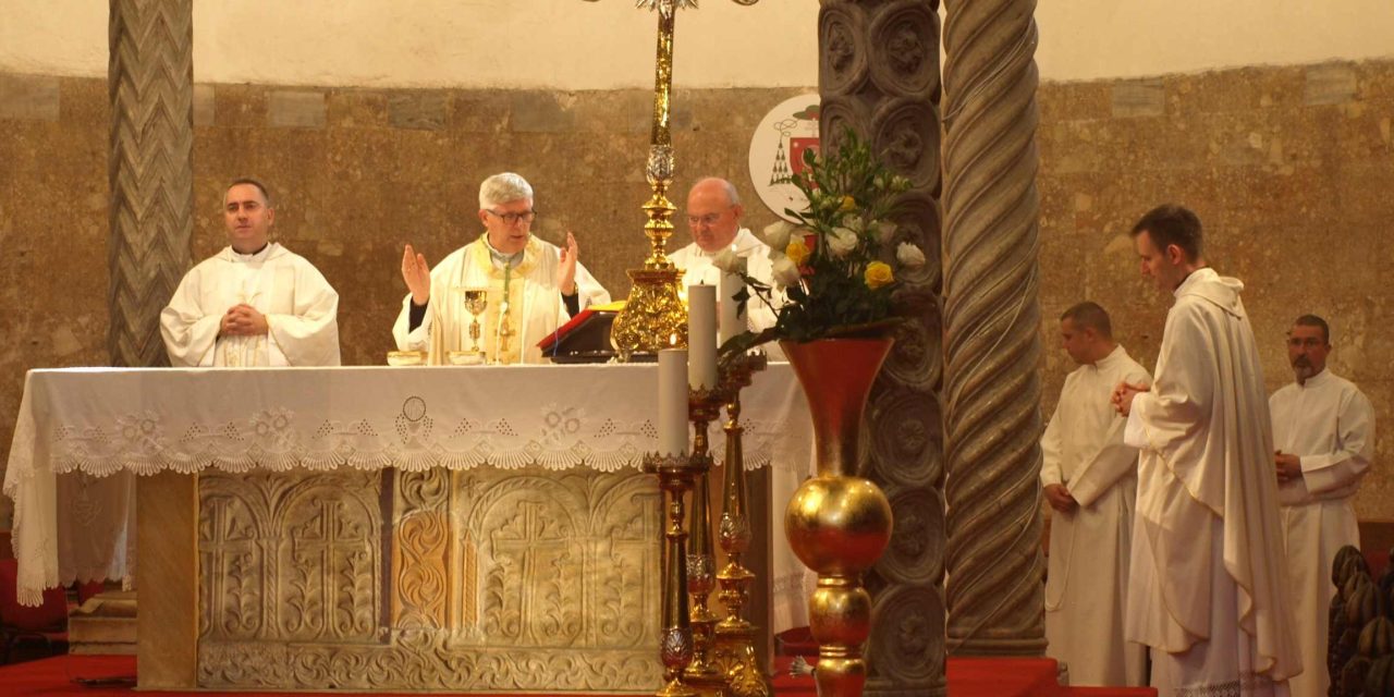 ZADAR: Nadbiskup Zgrablić na svetkovinu Svih Svetih: „U Kristu možemo otkriti Božje lice, a u svecima autentični odraz Kristovog lica“