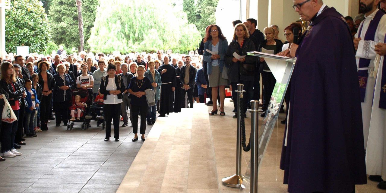 ZADAR: Nadbiskup Zgrablić na Gradskom groblju: „Podignimo oči od zemlje prema nebu, od raspadanja prema preobrazbi, od umiranja prema uskrsnuću“