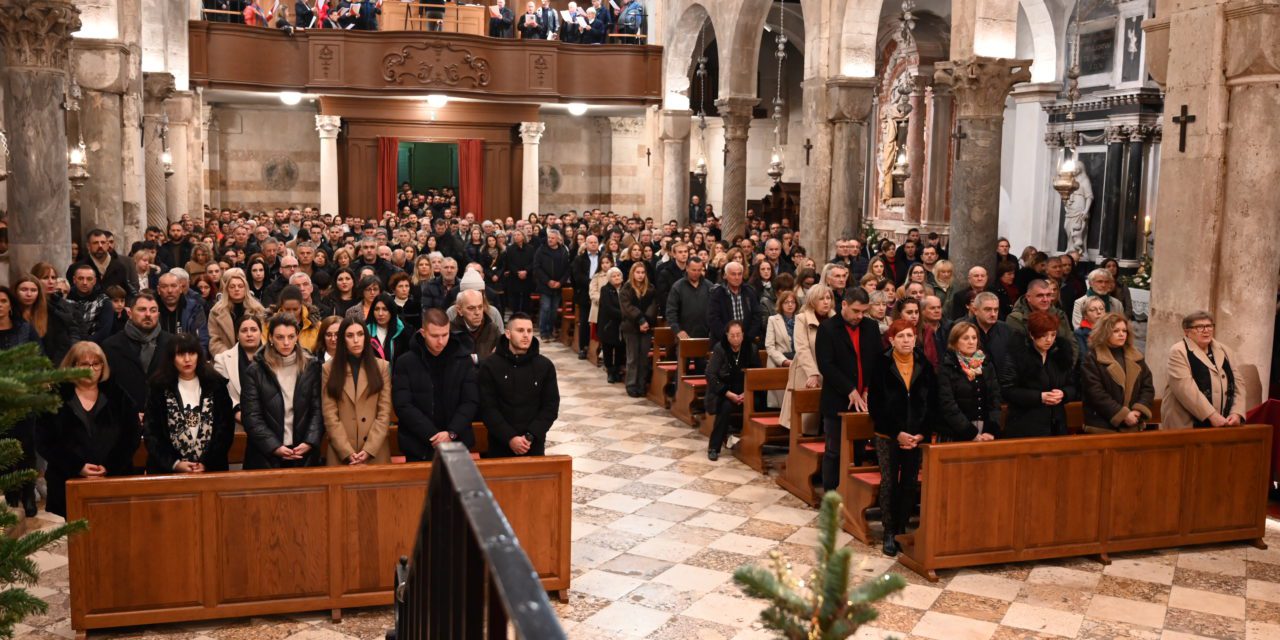 ZADAR, MISA POLNOĆKA u katedrali sv. Stošije: Mons. Zgrablić: “Bog je po Isusu uzeo ljudsko tijelo i nastanio se među nama. Ta činjenica duboko ulazi u naš život!”