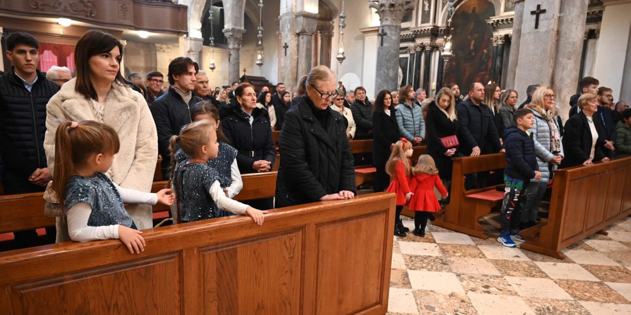 ZADAR, BOŽIĆNA MISA u katedrali sv. Stošije: Nadbiskup Zgrablić: “U Djetetu Isusu otkrivamo da nas Bog ljubi bez granica”