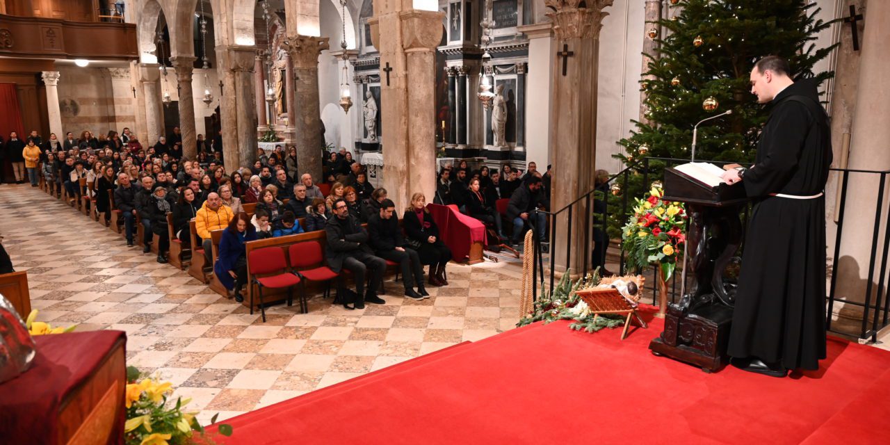 ZADAR: Susret crkvenih zajednica i pokreta Zadarske nadbiskupije – “Smisao Časoslova je da trenutke dana koji su obilježeni prolaznošću, zaodjenemo u neprolaznost. Molitva časova ne prekida naše vrijeme, nego ga posvećuje”