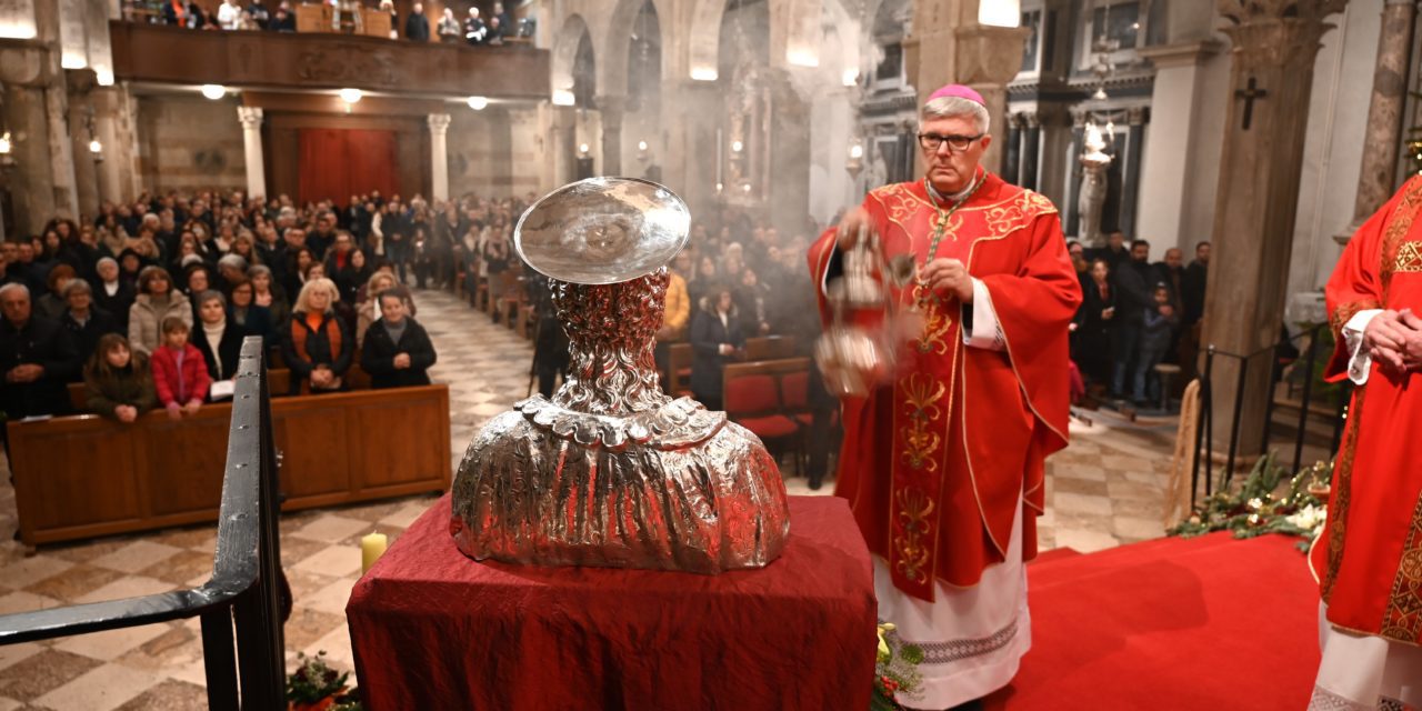 ZADAR: Nadbiskup Zgrablić predvodio uočnicu svetkovine sv. Stošije u katedrali sv. Stošije
