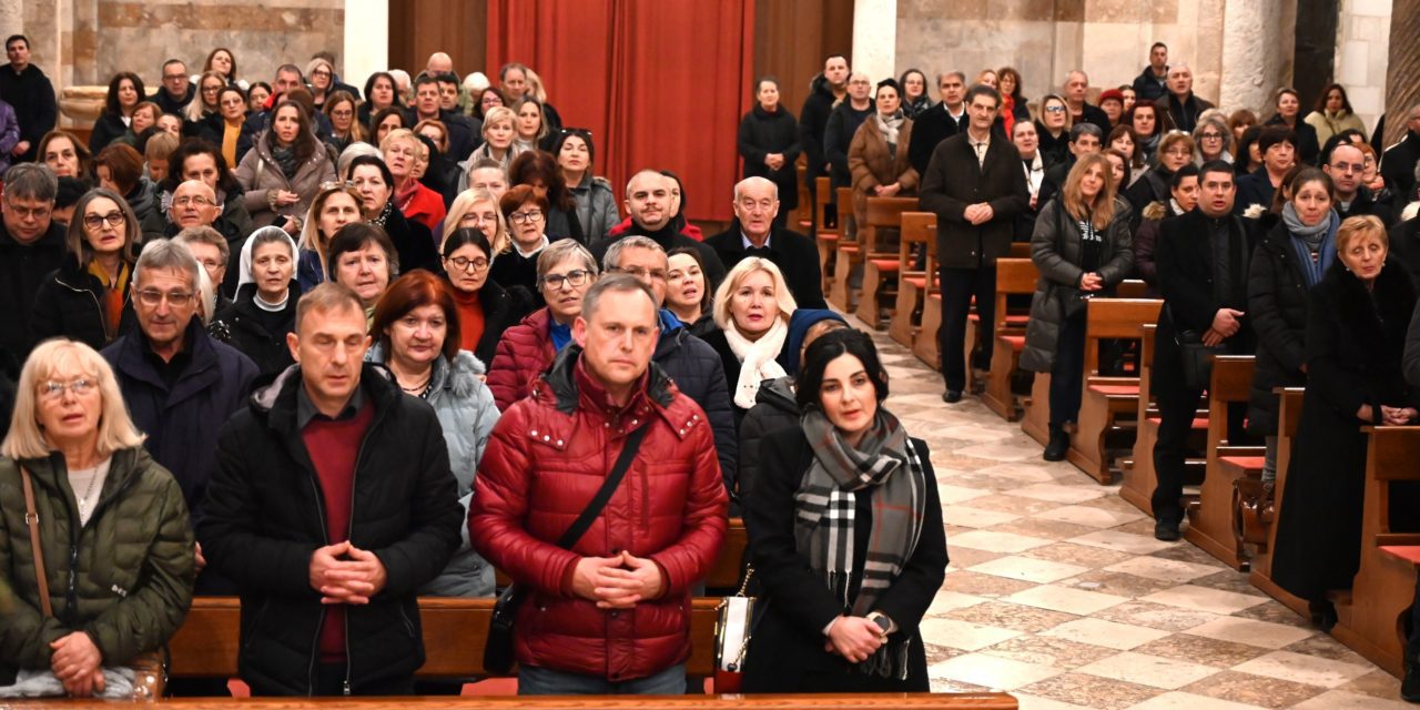 ZADAR: Susret čitača Zadarske nadbiskupije u katedrali sv. Stošije: “Gospodin nam govori živom Riječju. U tom smislu, služba čitača ima veliku važnost”