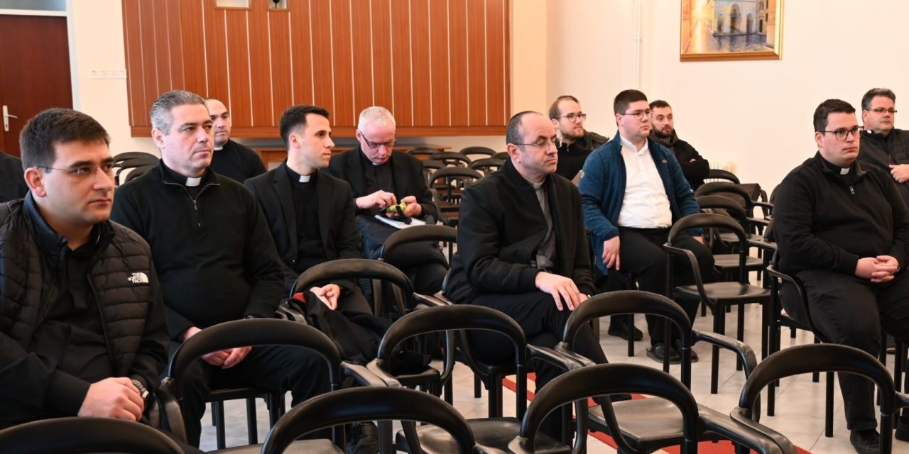 ZADAR: Susret svećenika do 10 godina svećeništva – Dr. Volarević o ‘Redemptoris Sacramentum’ – Uputa o nekim stvarima uz Euharistiju koje valja obdržavati, odnosno izbjegavati 