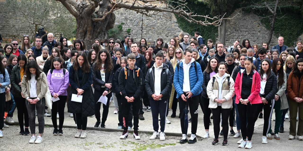 ZADAR – NIN: Križni put mladih Zadarske nadbiskupije: “Pred sobom imamo Boga koji je naš sudac i naš branitelj. Gospodine, ti si moj sudac. Tebi u ruke postavljam svoju parnicu”