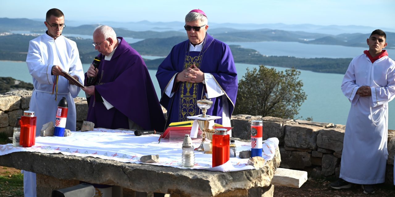 KAMENJAK, RADOŠINOVCI: Nadbiskup Zgrablić predvodio misno slavlje za hrvatske branitelje na brdu Kamenjak