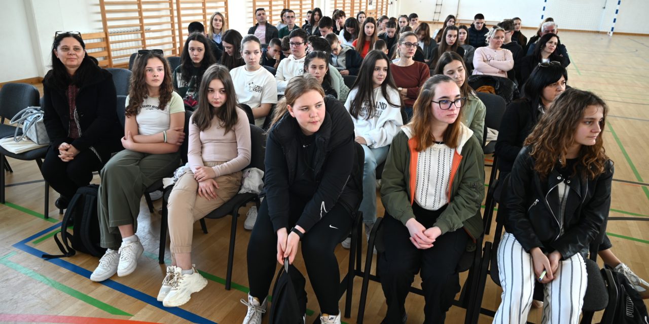 ZADAR: OŠ Šime Budinića i Gimnazija Jurja Barakovića iz Zadra pobjednici Vjeronaučne olimpijade za Zadarsku nadbiskupiju