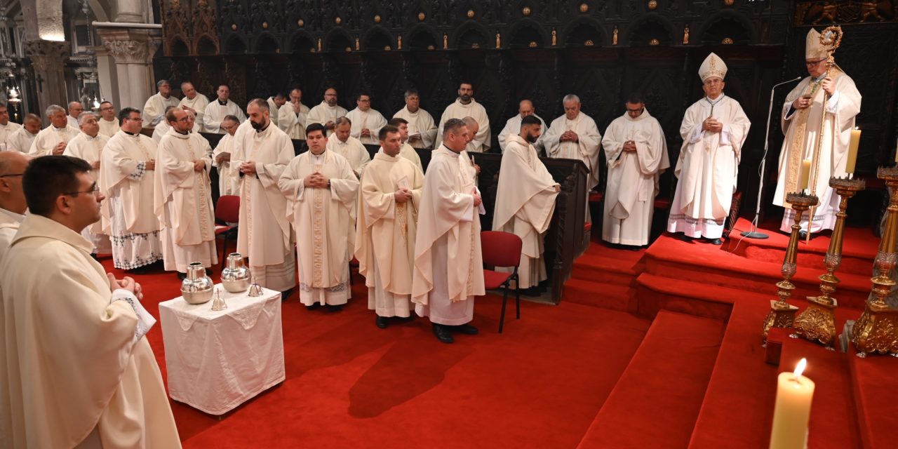 ZADAR: Nadbiskup Zgrablić predvodio Misu posvete ulja na Veliki četvrtak u katedrali sv. Stošije