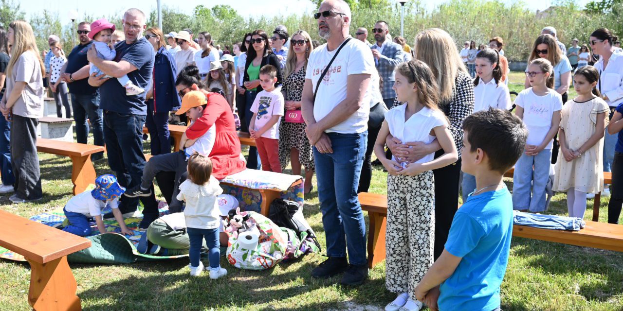 PRIVLAKA: Misno slavlje na Susretu obitelji Zadarske nadbiskupije predvodio nadbiskup Zgrablić