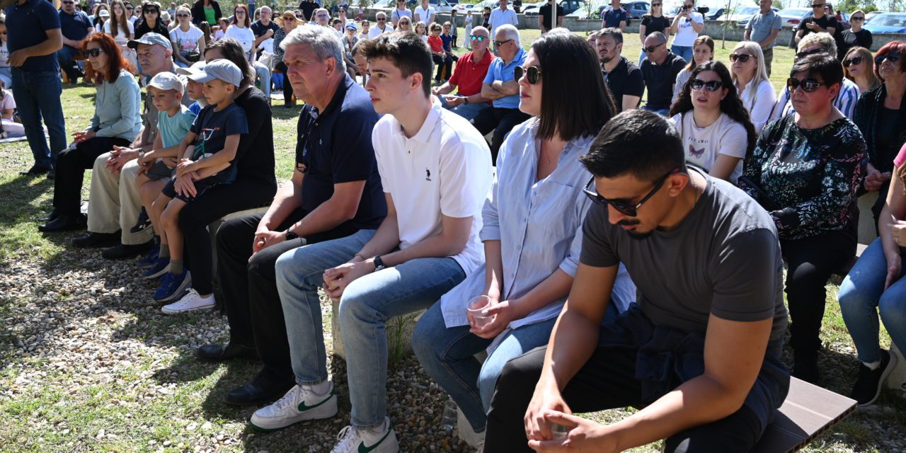 PRIVLAKA: Susret obitelji Zadarske nadbiskupije – Kateheza fra Bojana Rizvana i svjedočanstvo vjernika