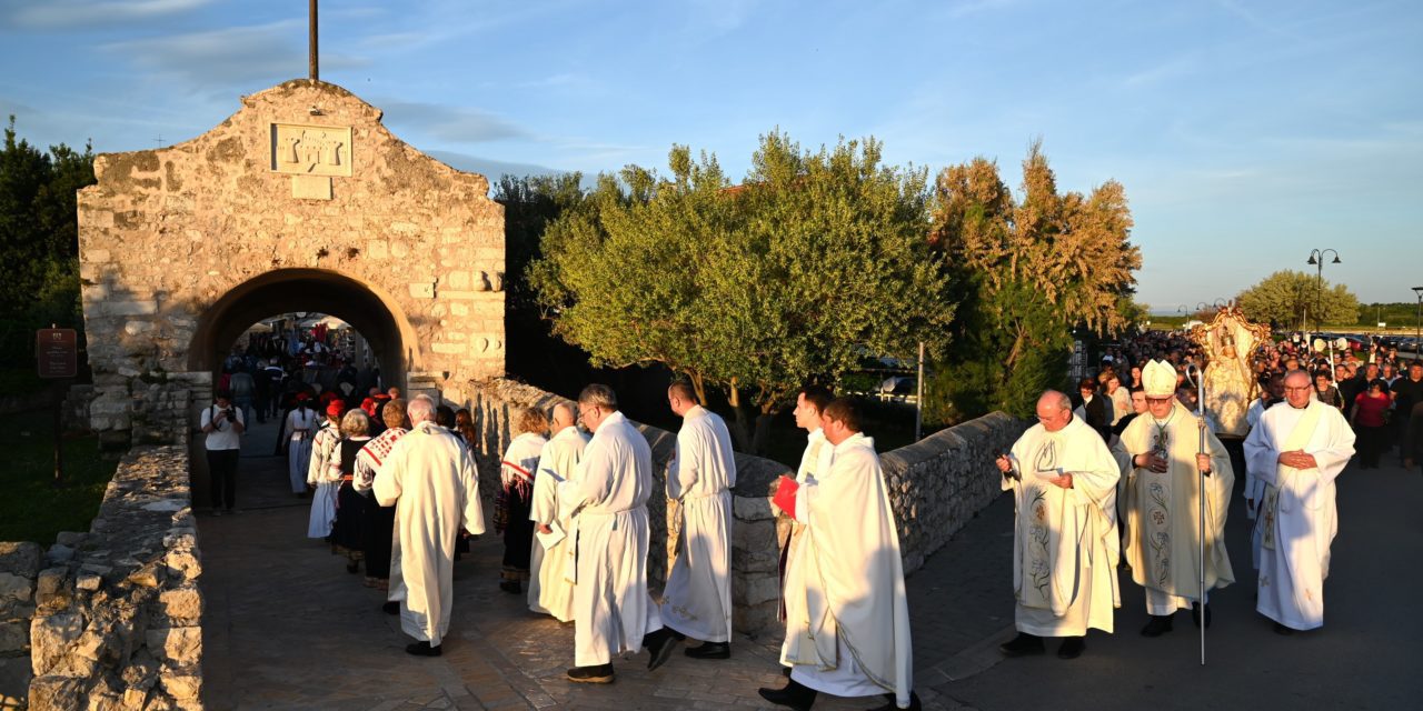 NIN: Mons. Zgrablić predvodio zavjetnu svetkovinu Gospe od Zečeva: “Bogatstvo koje je Marija primila od Boga nije samo njeno, nego ga dijeli i nama”