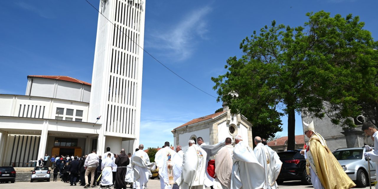 KISTANJE: Mons. Zgrablić predvodio misu trostrukog slavlja: Uzašašće, Prijenos moći sv. Nikole i 17. godišnjica posvete crkve sv. Nikole