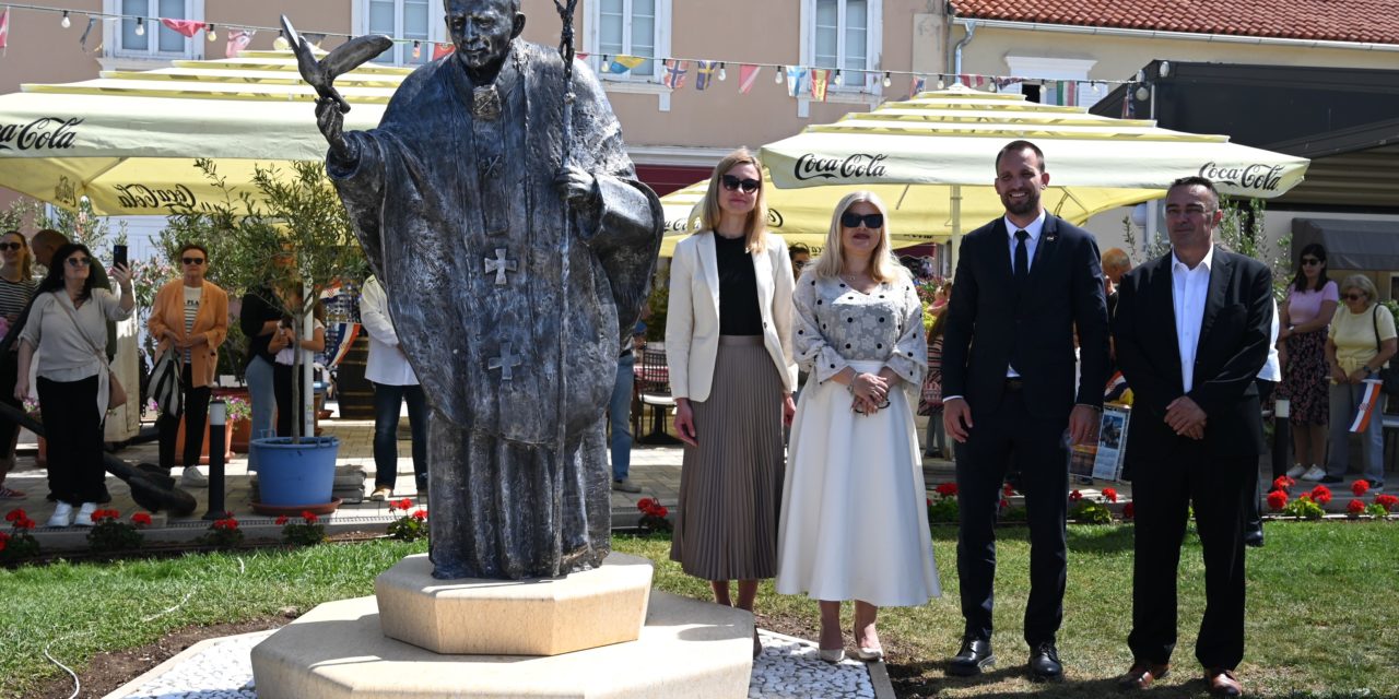 BIOGRAD n/m: Postavljen i blagoslovljen spomenik sv. Ivanu Pavlu II.