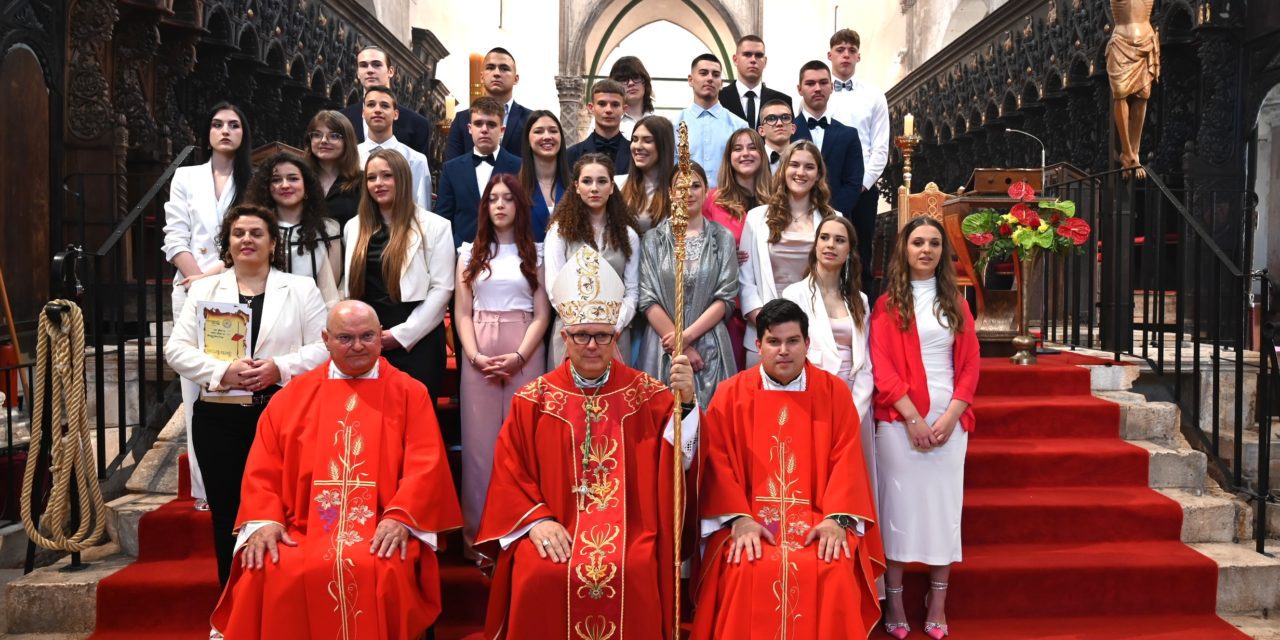 ZADAR: Nadbiskup Zgrablić predvodio misno slavlje na svetkovinu Duhova u katedrali sv. Stošije