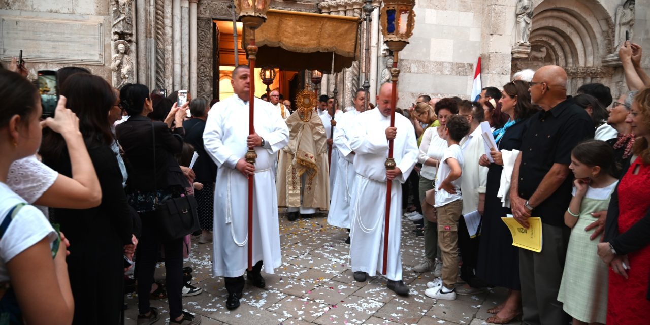 ZADAR: Misno slavlje na svetkovinu Tijelova predvodio nadbiskup Zgrablić