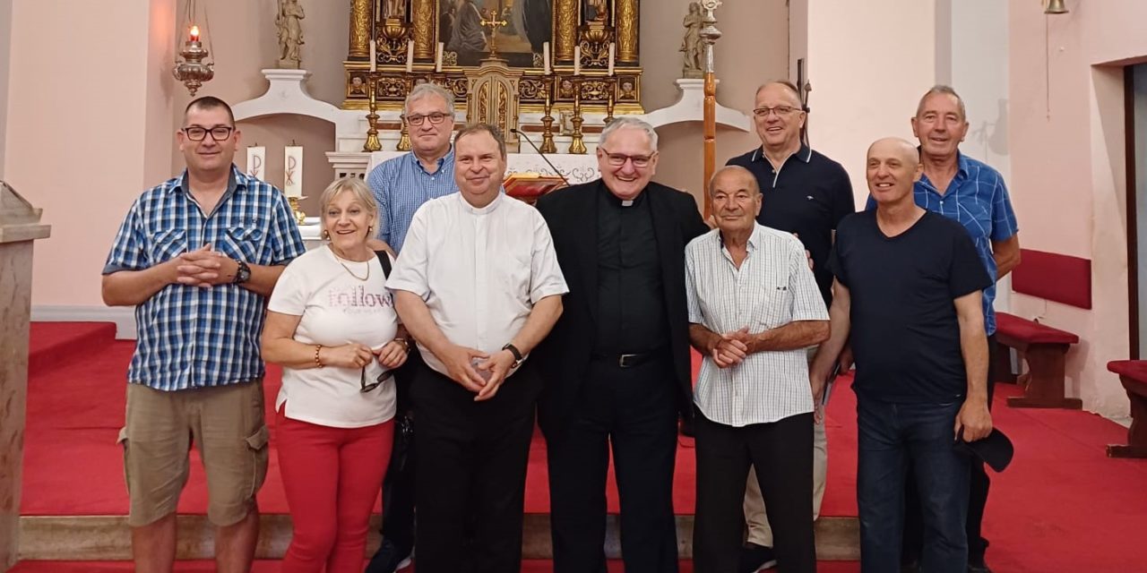 PAKOŠTANE: Biskup Rogić proslavio 40. godišnjicu mature s don Jerolimom Lenkićem i drugima iz generacije