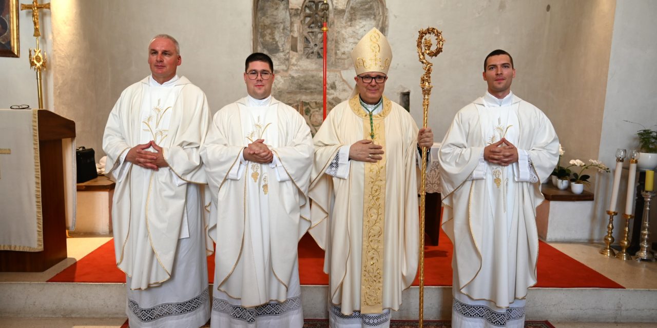 ZADAR: Đakoni Antonio Oltran, Rudi Juras i Tin Vidov zaređeni za svećenike u katedrali sv. Stošije