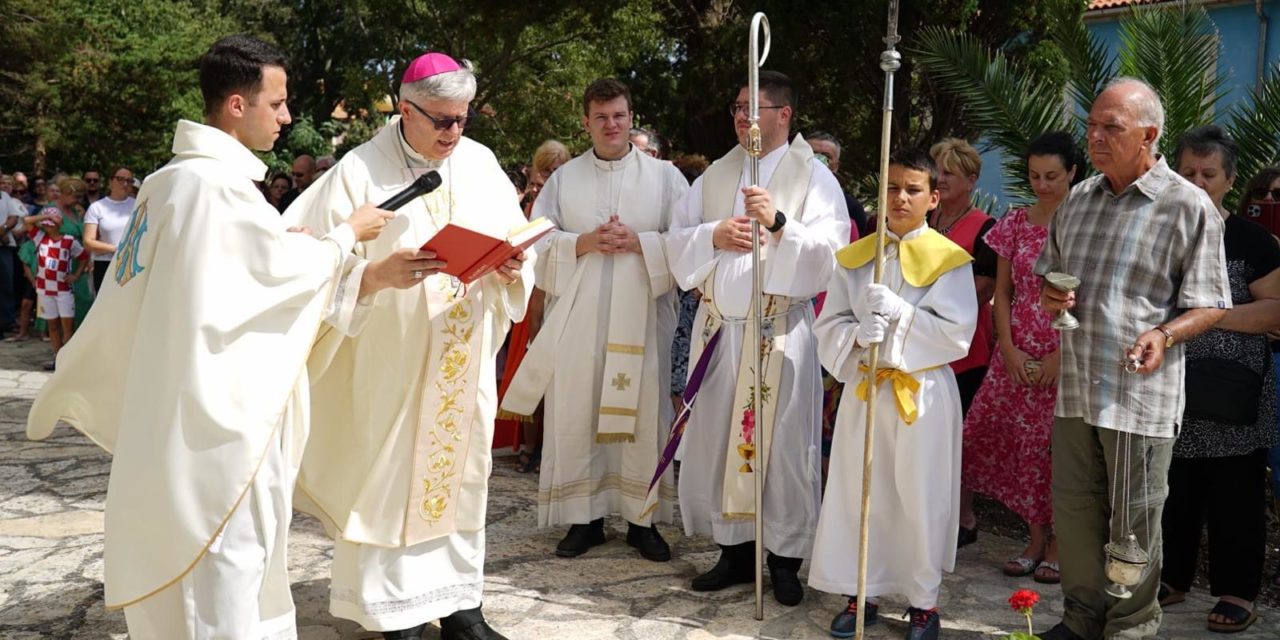 BOŽAVA: Nadbiskup Zgrablić blagoslovio kip sv. Nikole u župi sv. Nikole