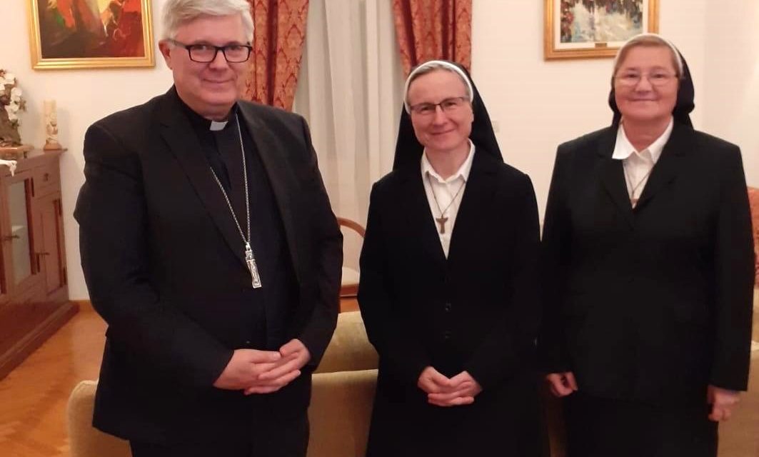 ZADAR: Susret nadbiskupa Zgrablića i s. Veronike Verbič, vrhovne predstojnice Školskih sestara franjevki Krista Kralja