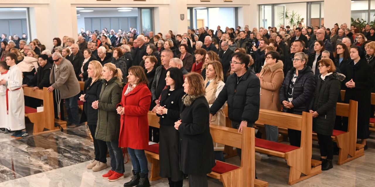 ZADAR: Nadbiskup Puljić predvodio misu na Stepinčevo u župi bl. Alojzija Stepinca na Bilom Brigu