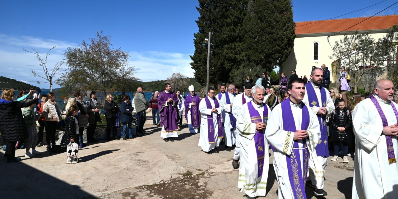LUKA, DUGI OTOK: Misa povodom 80. godišnjice mučeničke smrti don Eugena Šutrina – Propovijed nadbiskupa Milana Zgrablića