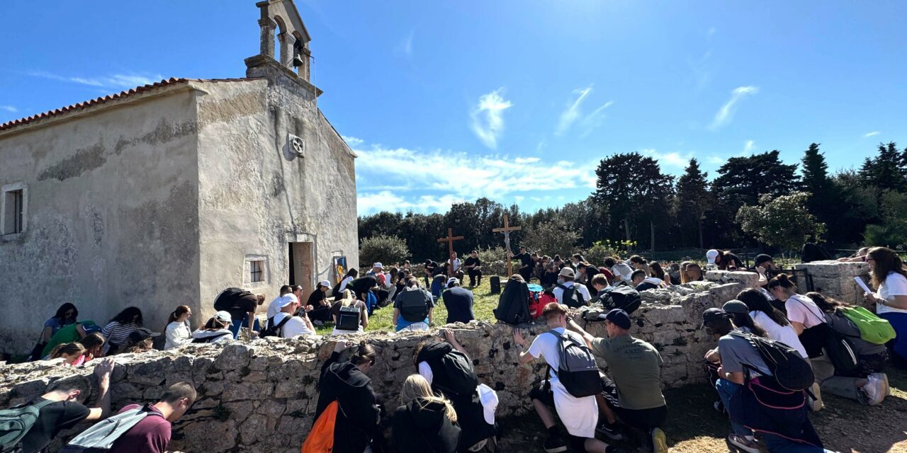 UGLJAN: Križni put mladih Zadarske nadbiskupije na otoku Ugljanu