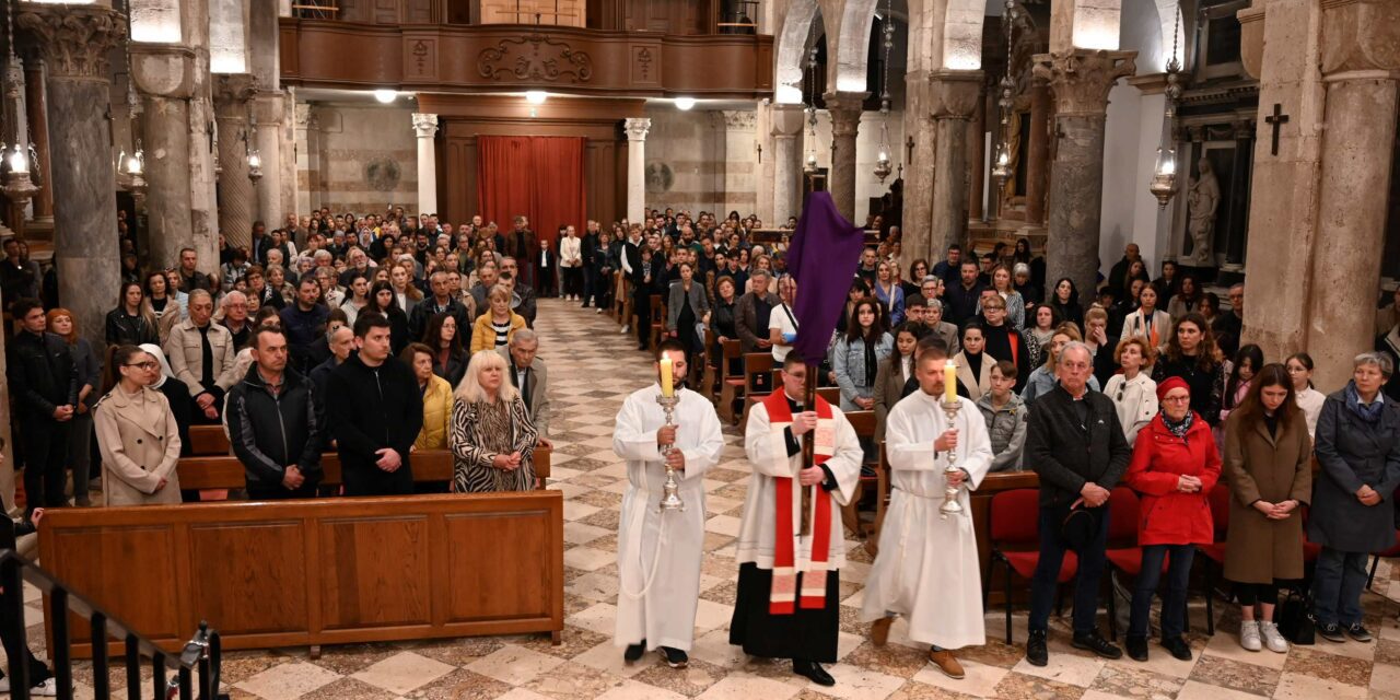 ZADAR: Nadbiskup Zgrablić predvodio Službu Muke Gospodnje na Veliki petak