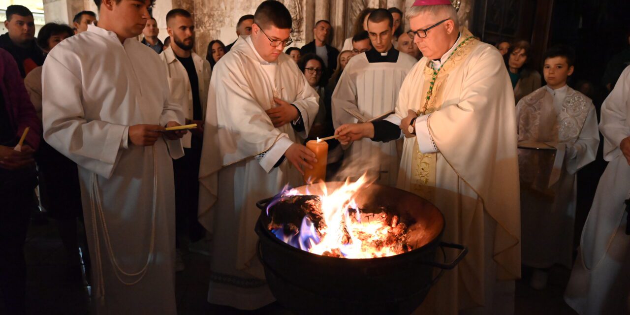 ZADAR: Vazmeno bdjenje u katedrali sv. Stošije predvodio nadbiskup Zgrablić