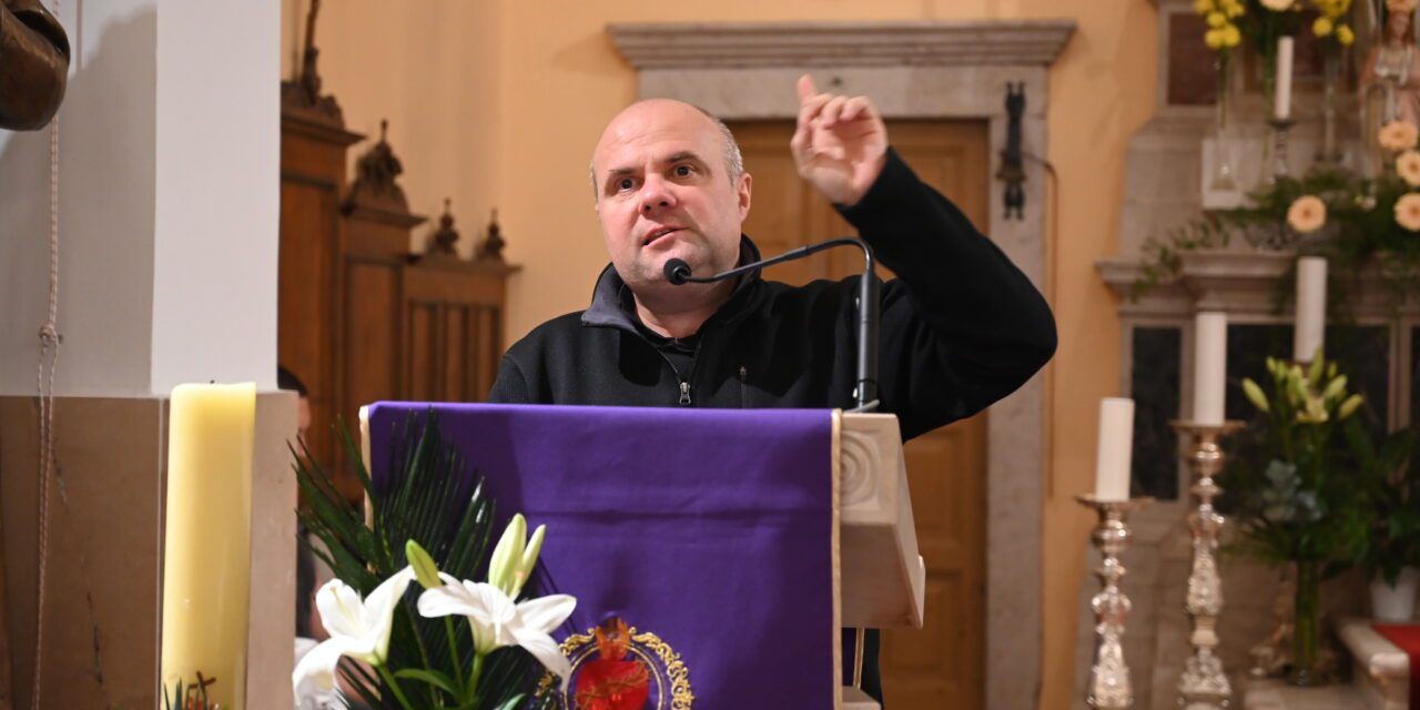 ZADAR: Održano korizmeno četrdesetsatno klanjanje u Arbanasima – don Damir Stojić o sedam Isusovih riječi na križu
