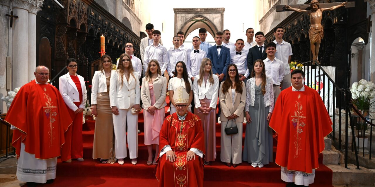 ZADAR: Misno slavlje na svetkovinu Duhova u katedrali sv. Stošije predvodio nadbiskup Zgrablić