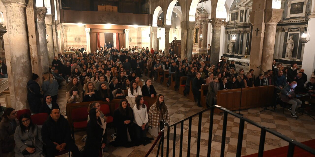 Poziv nadbiskupa Zgrablića na prijavu za Trajno euharistijsko klanjanje u Zadru