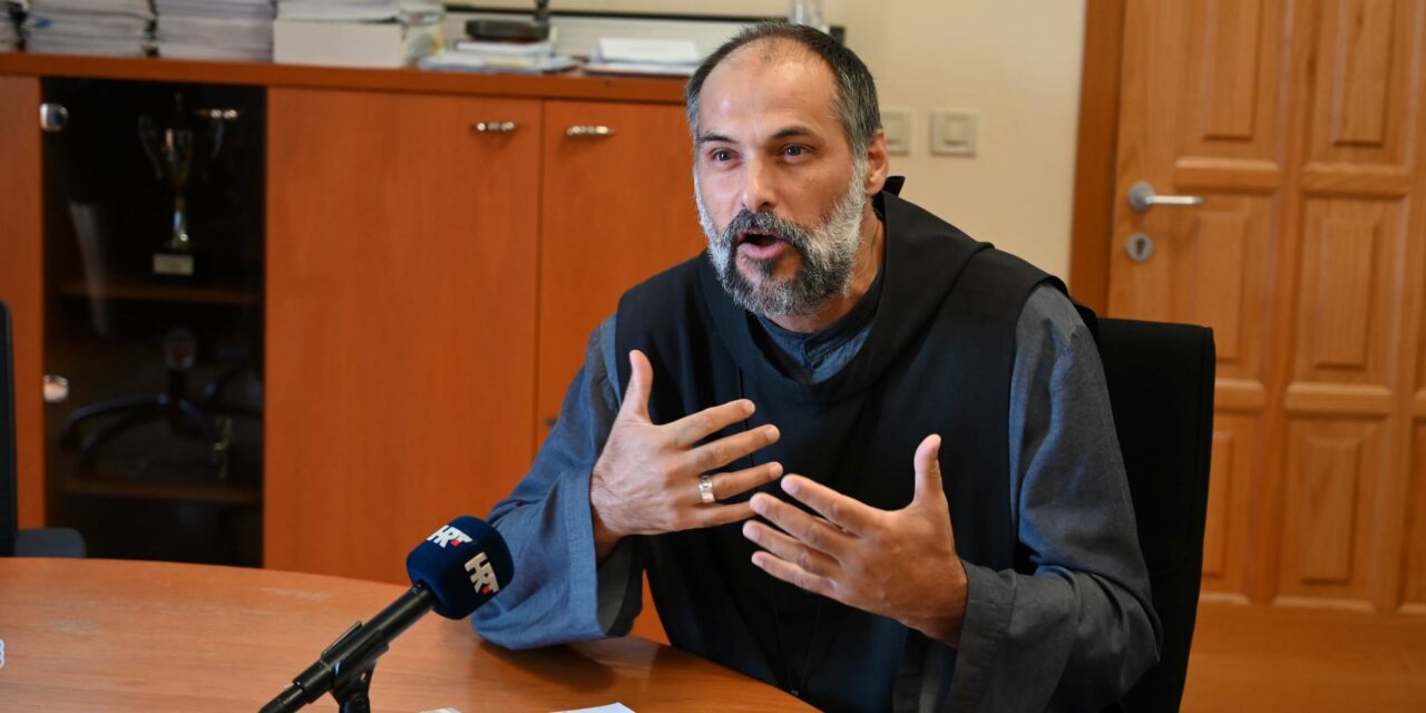 BIOGRAD n/m: Govor o. Jeronima Marina na simpoziju o djelovanju benediktinaca na Ćokovcu