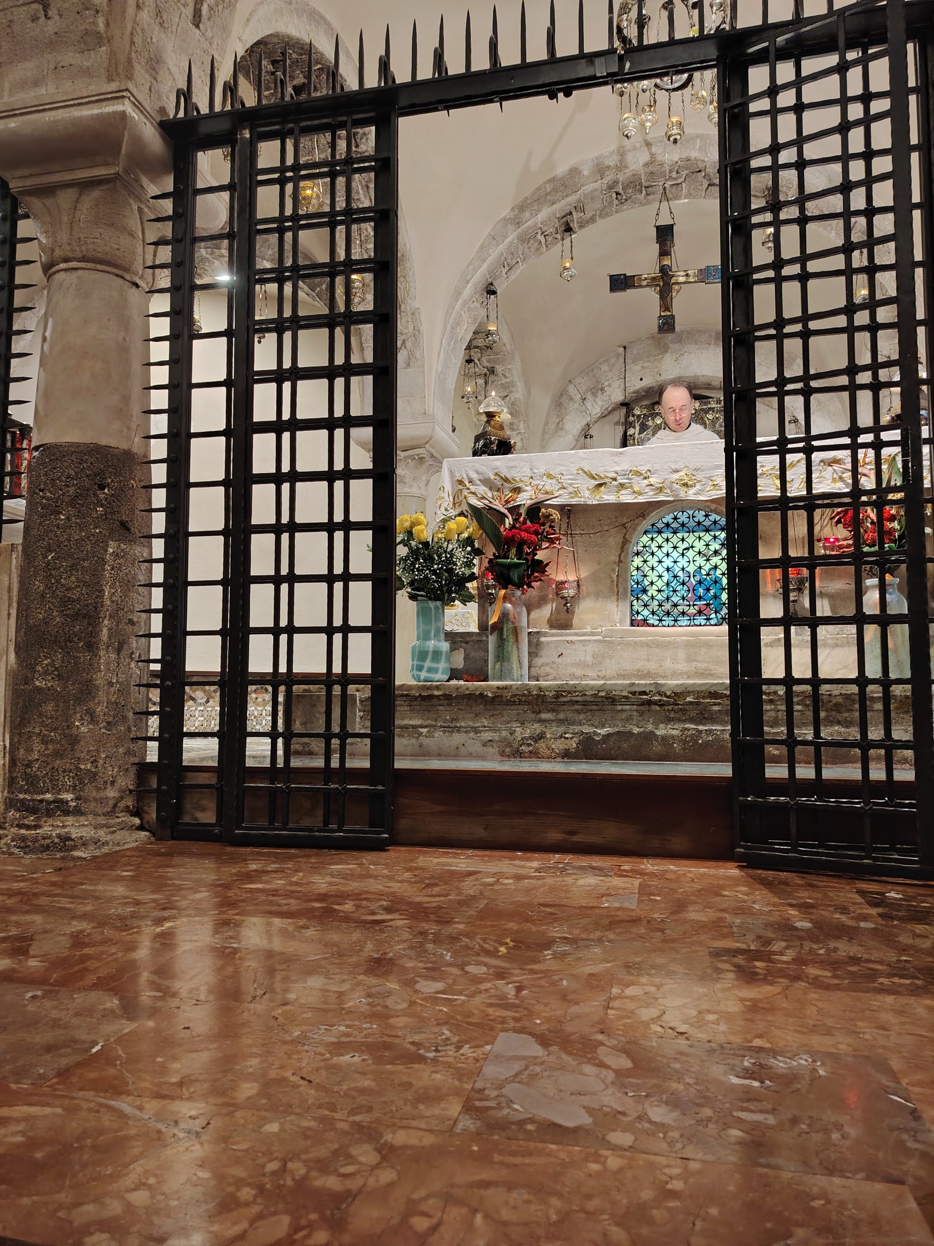 Misa u kripti sv. Nikole - ispod oltara relikvije sv. Nikole