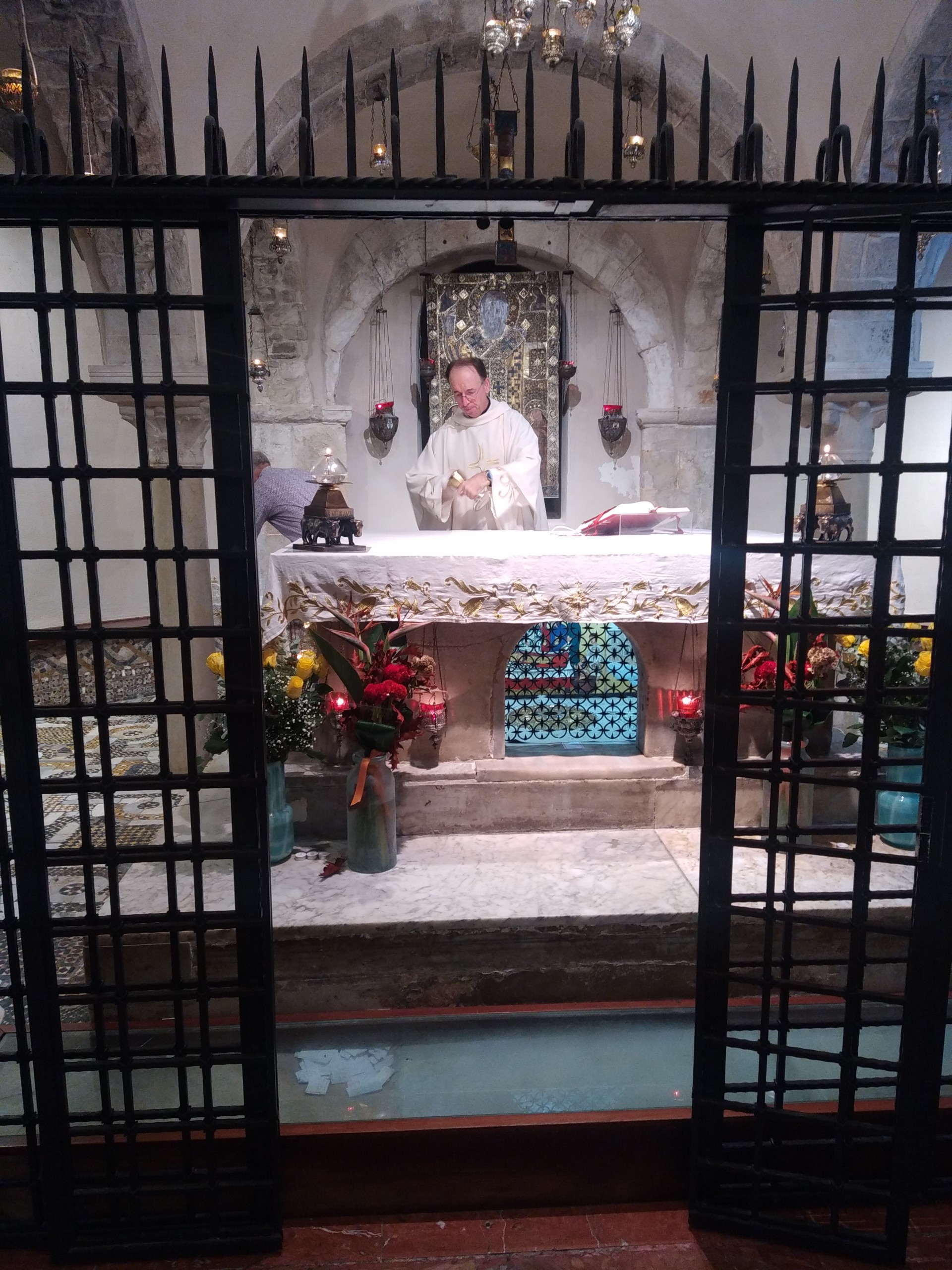 Purifikacija kaleza nakon mise u Bariju