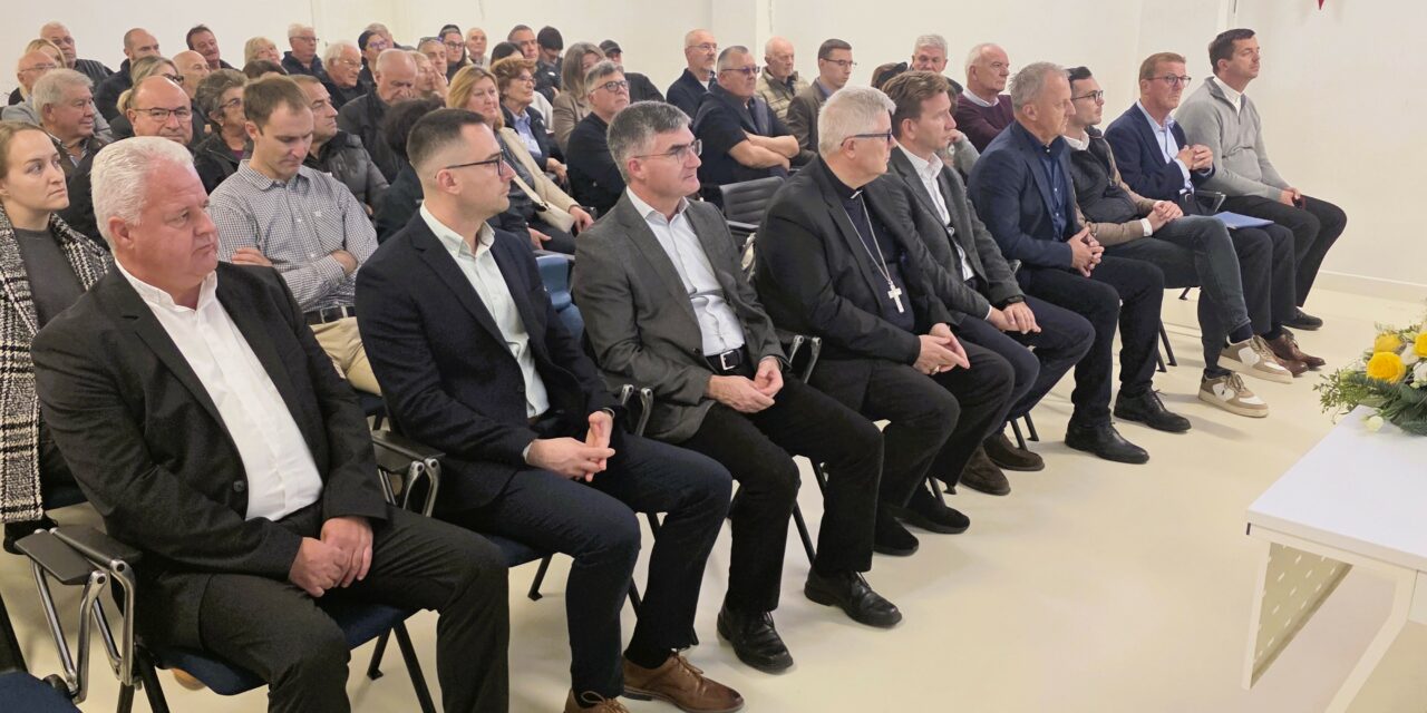 PRIVLAKA: Održan stručni skup o don Eugenu Šutrinu povodom 80. godišnjice njegove mučeničke smrti u Privlaci