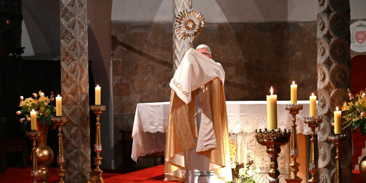 Proglas nadbiskupa Milana Zgrablića o početku Trajnog euharistijskog klanjanja u Zadarskoj nadbiskupiji