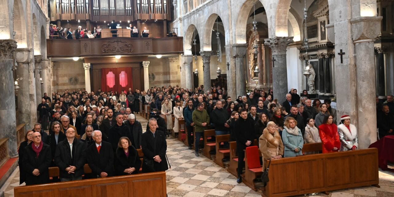 ZADAR: Misa na Božić u katedrali sv. Stošije – Propovijed zadarskog nadbiskupa Milana Zgrablića