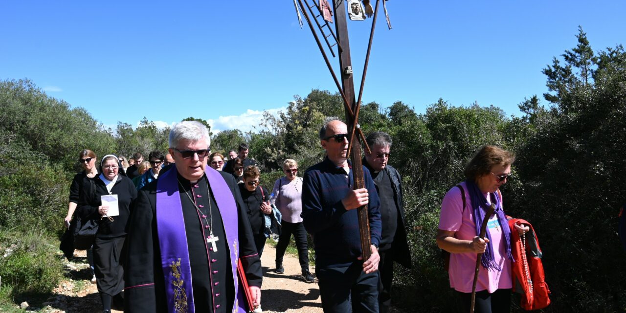 Poziv mons. Zgrablića vjernicima na Križni put Zadarske nadbiskupije na Ugljanu – U spomen na Ivu Mašinu
