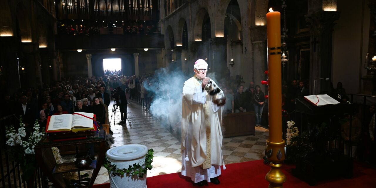ZADAR: Misno slavlje na Uskrs predvodio nadbiskup Zgrablić – “Rane – mjesto susreta Boga i čovjeka, znak preobražene stvarnosti”