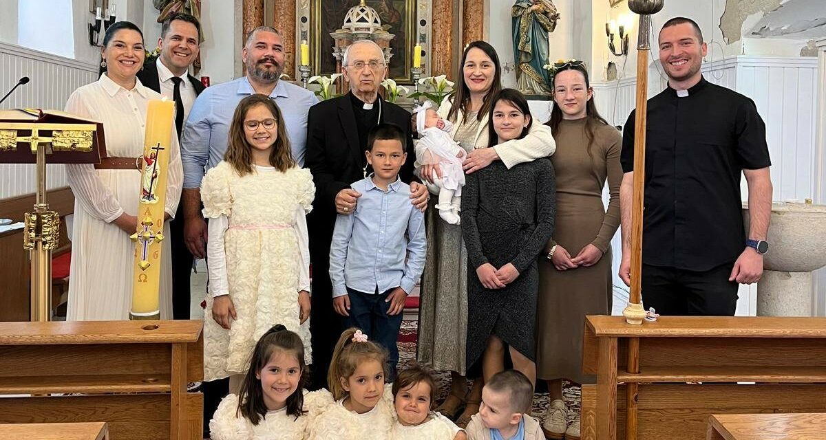 SOLINE: Nadbiskup Puljić krstio peto dijete u obitelji Gobin u Solinama na Dugom otoku