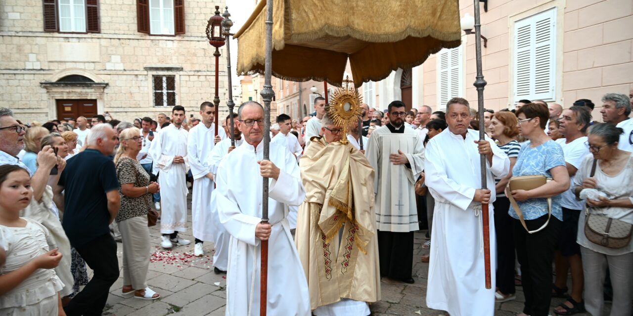 ZADAR: Poziv nadbiskupa Zgrablića sudionicima Trajnog euharistijskog klanjanja na svetkovinu Tijelova u katedralu sv. Stošije