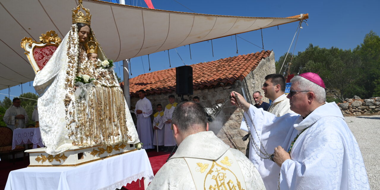 ŽDRELAŠĆICA: Blagdan Gospe Snježne: Blagoslov kipa Gospe Snježne – Propovijed nadbiskupa Milana Zgrablića