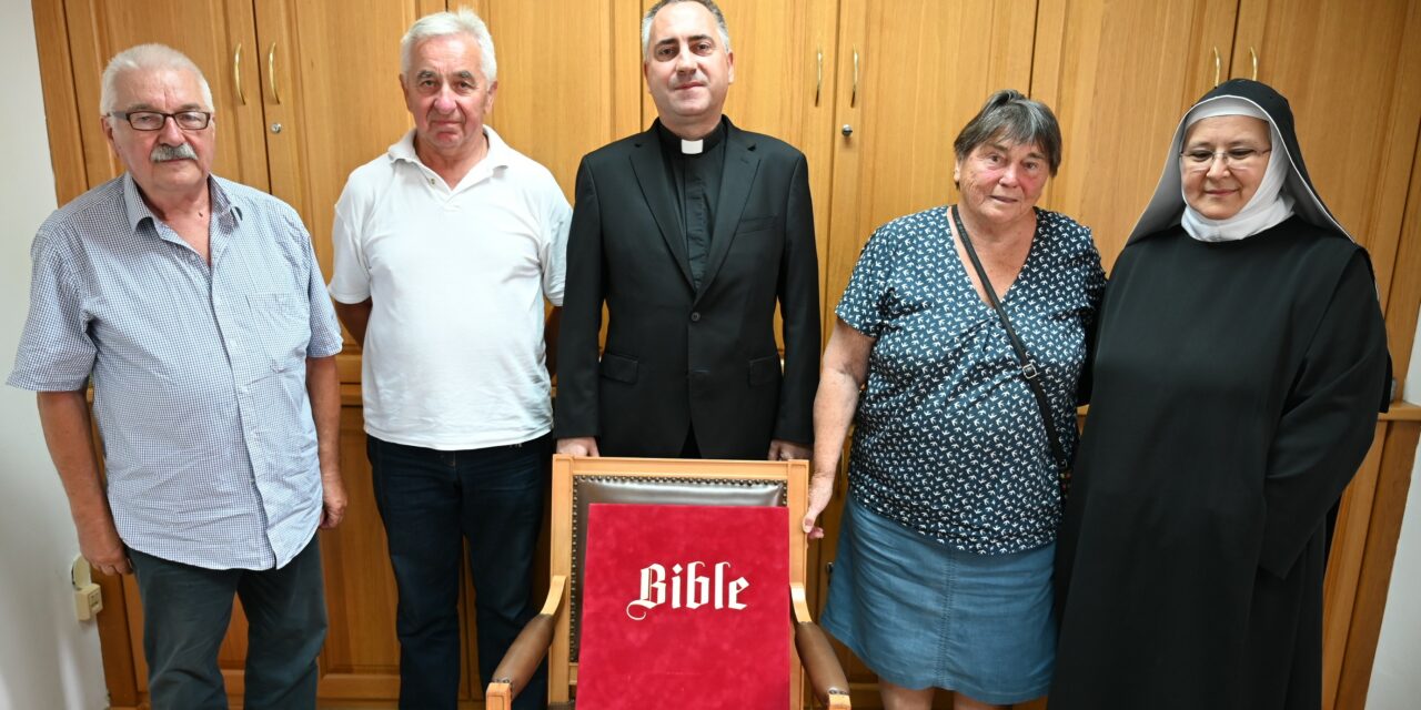 ZADAR: Primjerak ‘Zlatne Biblije’ iz Češke darovan Zbirci ‘Biblija’ Zadarske nadbiskupije